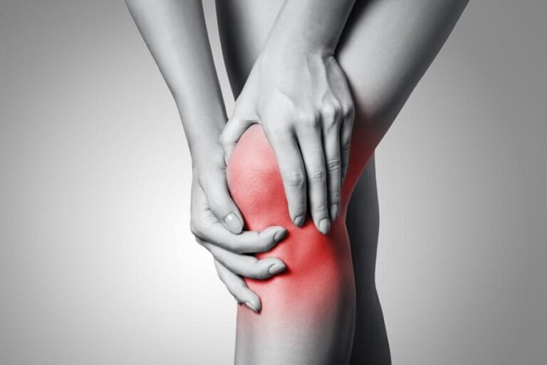 Illustration of knee pain causes and TCM treatments like acupuncture and herbs